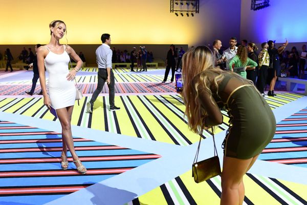 Гости во время фотографирования до начала модного показа дома Versace на Неделе моды Весна/Лето 2019 в Милане - Sputnik Азербайджан