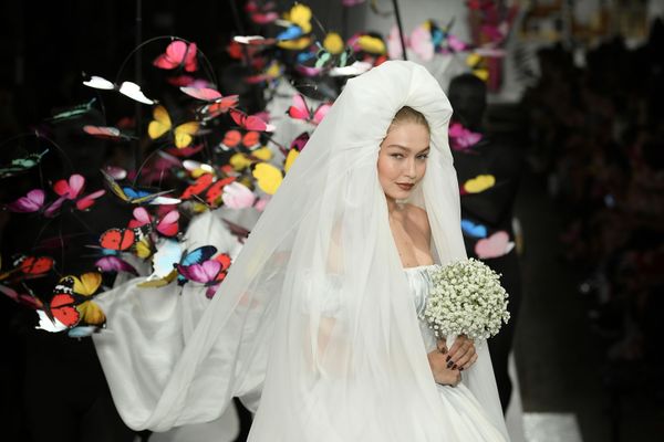 Модель Джиджи Хадид представляет коллекцию бренда Moschino на Неделе моды в Милане - Sputnik Азербайджан