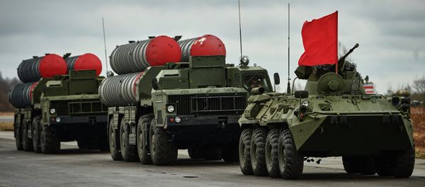 Бронетранспортер БТР-82 и зенитно-ракетные комплексы ПВО С-300 во время тренировки механизированной колонны войск Санкт-Петербургского гарнизона для участия в военном параде в честь 70-й годовщины Победы в Великой Отечественной войне - Sputnik Азербайджан