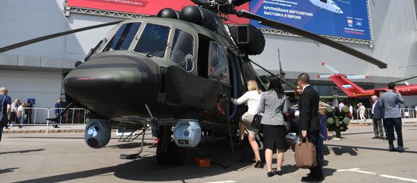 Посетители на международной выставке вертолетной индустрии HeliRussia 2018 - Sputnik Азербайджан