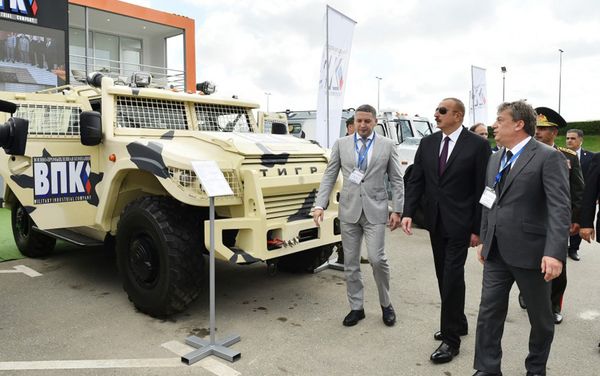 Президент Азербайджана Ильхам Алиев ознакомился с третьей Азербайджанской международной оборонной выставкой ADEX-2018 - Sputnik Азербайджан