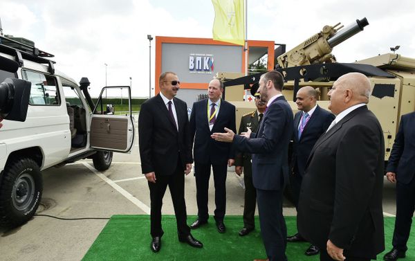 Президент Азербайджана Ильхам Алиев ознакомился с третьей Азербайджанской международной оборонной выставкой ADEX-2018 - Sputnik Азербайджан