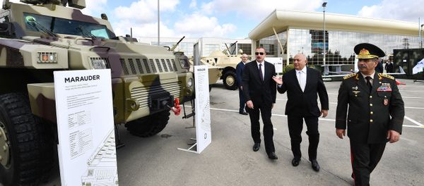 Президент Азербайджана Ильхам Алиев ознакомился с третьей Азербайджанской международной оборонной выставкой ADEX-2018 - Sputnik Азербайджан