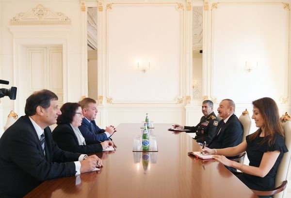 Президент Азербайджана Ильхам Алиев на встрече с делегацией, возглавляемой заместителем премьер-министра Болгарии по общественному порядку и безопасности, министром обороны Красимиром Каракачановым. Баку, 25 сентября 2018 года - Sputnik Азербайджан