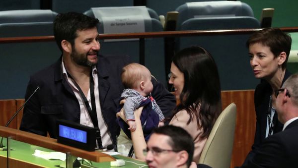 Премьер-министр Новой Зеландии Джасинда Ардерн со своим младенцем на заседании Генеральной Ассамблеи ООН, 24 сентября 2018 года - Sputnik Азербайджан