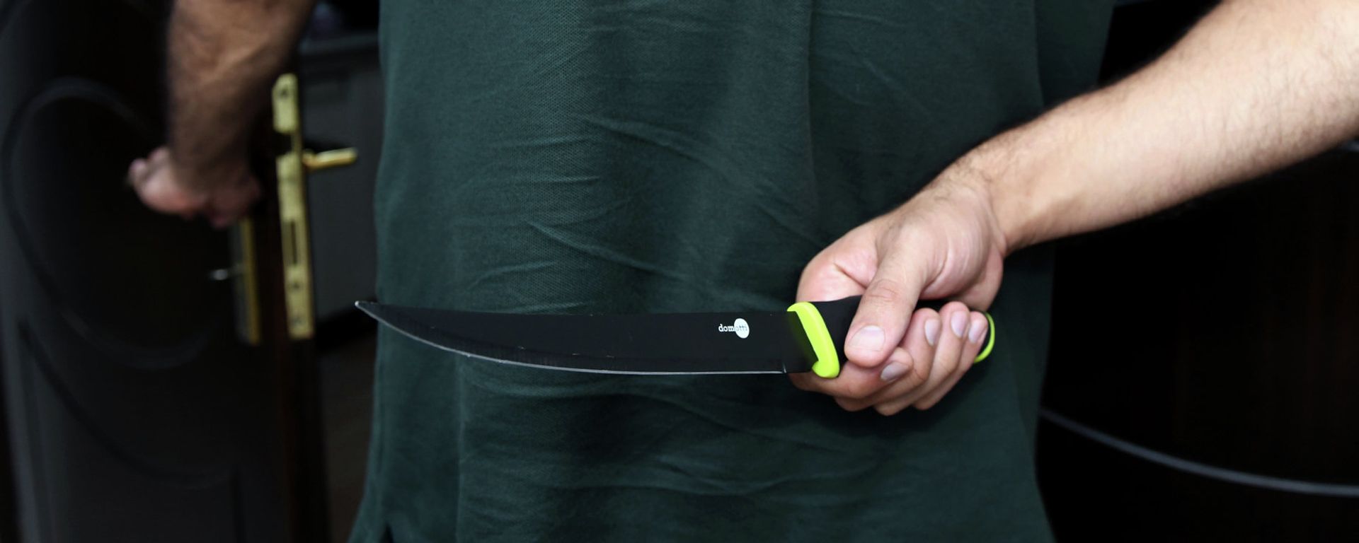 Мужчина, держащий нож за спиной, фото из архива - Sputnik Азербайджан, 1920, 11.03.2021