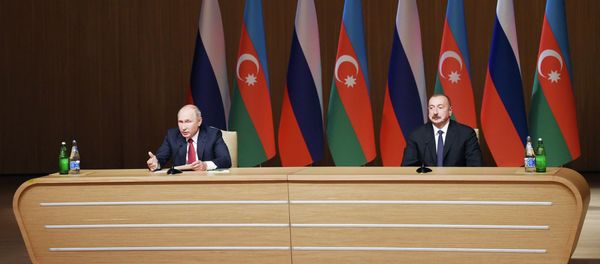 Президент Ильхам Алиев и президент России Владимир Путин на официальной церемонии открытия IX азербайджано-российского межрегионального форума в Баку Президент Ильхам Алиев и президент России Владимир Путин на официальной церемонии открытия IX азербайджано-российского межрегионального форума в Баку - Sputnik Азербайджан