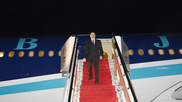 Президент Азербайджана Ильхам Алиев в международном аэропорту города Душанбе. 27 сентября 2018 года - Sputnik Азербайджан