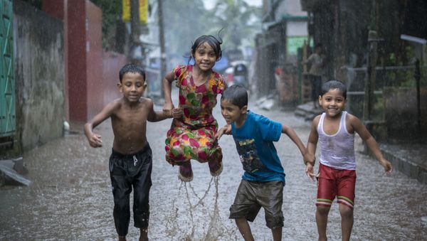Снимок Happiness on a Rainy Day бангладешского фотографа Fardin Oyan, победившего в номинации Young Environmental Photographer of the Year 2018 фотоконкурса Environmental Photographer of the Year 2018 - Sputnik Азербайджан
