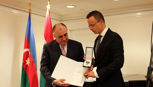 Глава МИД Венгрии Петер Сийярто вручает Эльмару Мамедъярову Орден Заслуг Командорский крест - Sputnik Азербайджан