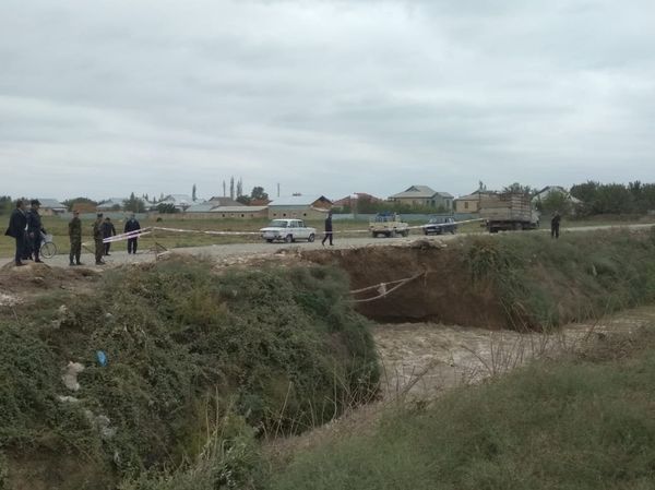 На участке Карабахского водоканала, проходящем через село  Беджираван Бардинского района, произошла утечка - Sputnik Азербайджан