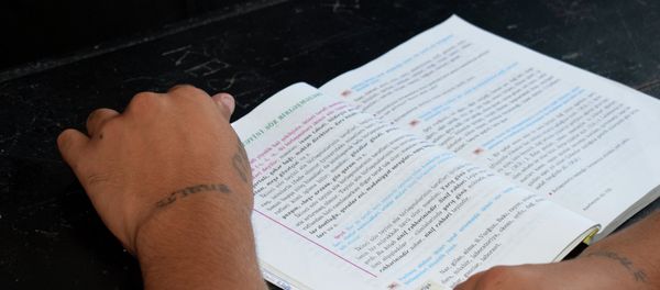Заключенный в исправительном учреждении для несовершеннолетних при Пенитенциарной службе министерства юстиции АР во время урока - Sputnik Азербайджан