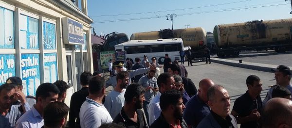В Баку пассажирский автобус столкнулся с поездом - Sputnik Азербайджан