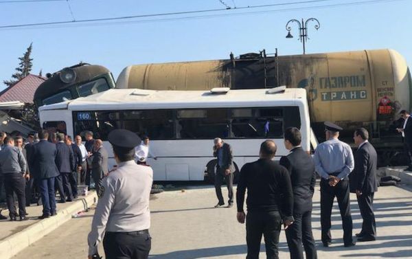 Ситуация на месте столкновения пассажирского автобуса с поездом в поселке Бина Хазарского района. 1 октября 2018 года - Sputnik Азербайджан