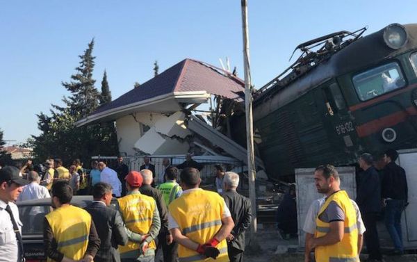 Ситуация на месте столкновения пассажирского автобуса с поездом в поселке Бина Хазарского района. 1 октября 2018 года - Sputnik Азербайджан