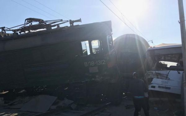 Ситуация на месте столкновения пассажирского автобуса с поездом в поселке Бина Хазарского района. 1 октября 2018 года - Sputnik Азербайджан