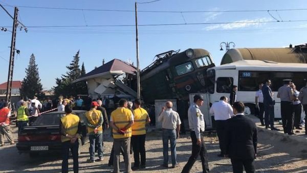 Ситуация на месте столкновения пассажирского автобуса с поездом в поселке Бина Хазарского района. 1 октября 2018 года - Sputnik Азербайджан