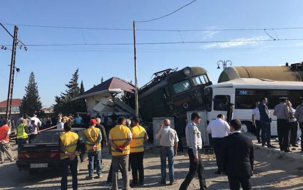Ситуация на месте столкновения пассажирского автобуса с поездом в поселке Бина Хазарского района. 1 октября 2018 года - Sputnik Азербайджан