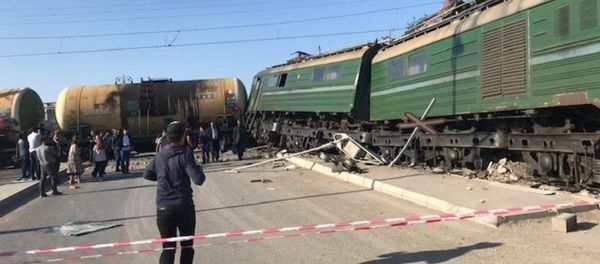 Ситуация на месте столкновения пассажирского автобуса с поездом в поселке Бина Хазарского района. 1 октября 2018 года - Sputnik Азербайджан