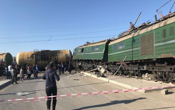 Ситуация на месте столкновения пассажирского автобуса с поездом в поселке Бина Хазарского района. 1 октября 2018 года - Sputnik Азербайджан