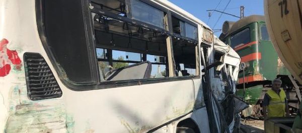 Ситуация на месте столкновения пассажирского автобуса с поездом в поселке Бина Хазарского района. 1 октября 2018 года - Sputnik Азербайджан