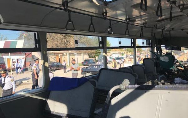 Ситуация на месте столкновения пассажирского автобуса с поездом в поселке Бина Хазарского района. 1 октября 2018 года - Sputnik Азербайджан
