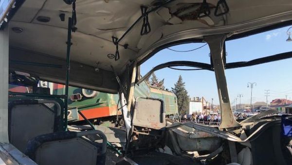 Ситуация на месте столкновения пассажирского автобуса с поездом в поселке Бина Хазарского района. 1 октября 2018 года - Sputnik Азербайджан