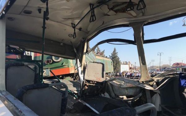 Ситуация на месте столкновения пассажирского автобуса с поездом в поселке Бина Хазарского района. 1 октября 2018 года - Sputnik Азербайджан