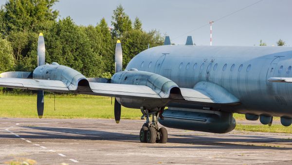 Военный самолет Ил-20 радиоэлектронной разведки и РЭБ на базе Ил-18 на аэродроме, фото из архива - Sputnik Азербайджан