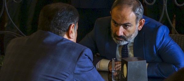 Премьер-министр Армении Никол Пашинян встретился в столичном кафе с руководителем фракции РПА Ваграмом Багдасаряном (1 октября 2018). Еревaн - Sputnik Азербайджан