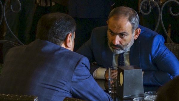 Премьер-министр Армении Никол Пашинян встретился в столичном кафе с руководителем фракции РПА Ваграмом Багдасаряном (1 октября 2018). Еревaн - Sputnik Азербайджан
