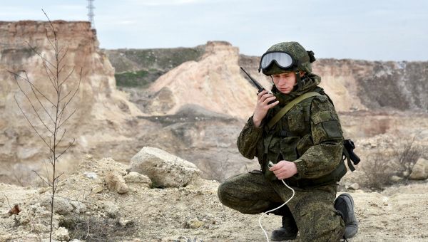 Военнослужащий вооруженных сил РФ во время разминирования жилых кварталов сирийского Алеппо - Sputnik Азербайджан