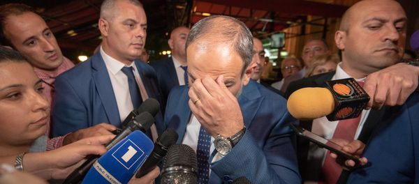Премьер-министр Армении Никол Пашинян после встречи с руководителем фракции РПА Ваграмом Багдасаряном (1 октября 2018). Еревaн - Sputnik Азербайджан
