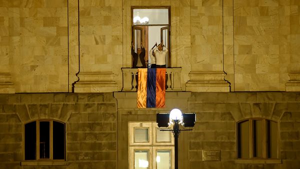 Депутаты фракции Елк поддерживают с балкона в Парламенте граждан, собравшихся перед зданием Парламента (2 октября 2018). Еревaн - Sputnik Азербайджан