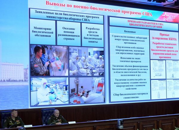 Официальный представитель министерства обороны РФ генерал-майор Игорь Конашенков (слева) и начальник войск радиационной, химической и биологической защиты ВС РФ генерал-майор Игорь Кириллов на брифинге министерства обороны РФ по биологическому оружию - Sputnik Азербайджан