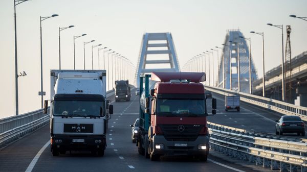 Грузовые машины на Керченском мосту, фото из архива - Sputnik Азербайджан