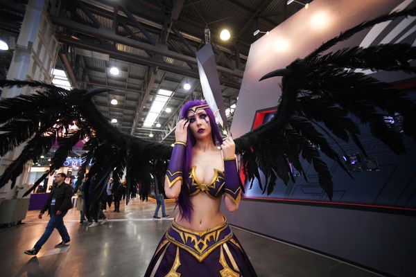 Участница выставки ИгроМир 2018 и фестиваля Comic Con Russia 2018 в Москве - Sputnik Азербайджан
