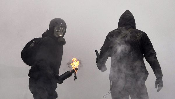 Люди в противогазах, фото из архива - Sputnik Азербайджан