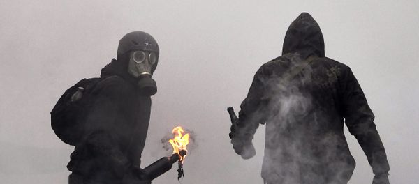 Люди в противогазах, фото из архива - Sputnik Азербайджан