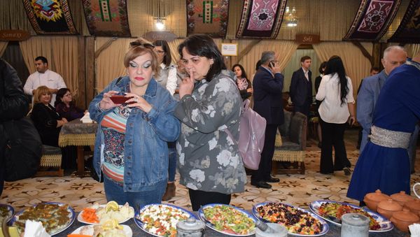 Мероприятие İrəvan mətbəxi günü (День Иреванской кухни) с участием иреванцев - Sputnik Азербайджан
