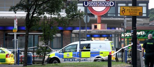 Машина скорой помощи у станции метро в Лондоне, фото из архива - Sputnik Азербайджан