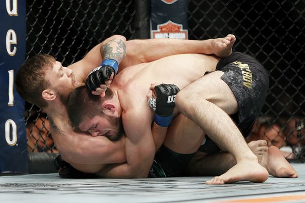 Бой Хабиба Нурмагомедова против Конора Макгрегора за титул чемпиона UFC в легком весе - Sputnik Азербайджан