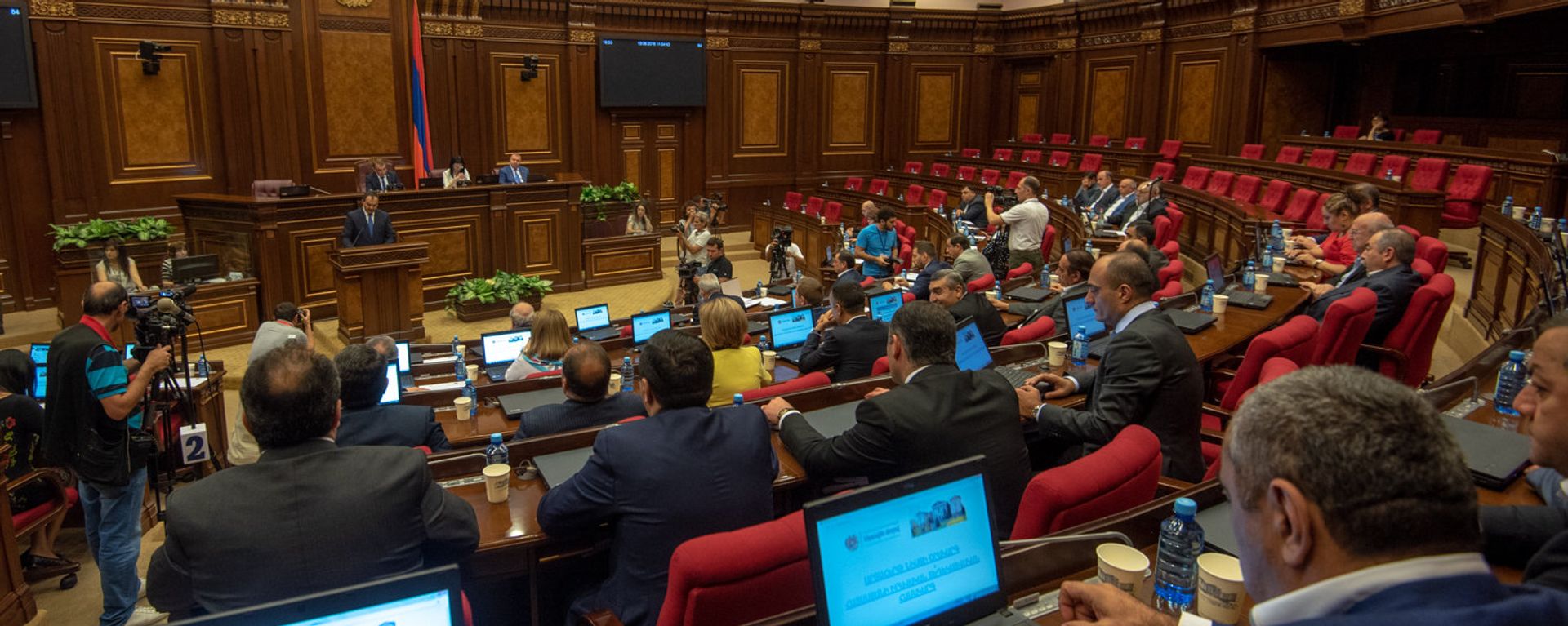 Внеочередное заседание Национального Собрания Армении (19 июня 2018). Еревaн - Sputnik Азербайджан, 1920, 12.01.2024