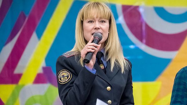 Старший инспектор отдела агитации и пропаганды УГАИ ГУВД Мингорисполкома Вероника Романькова - Sputnik Азербайджан