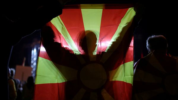 Человек с флагом Македонии - Sputnik Азербайджан