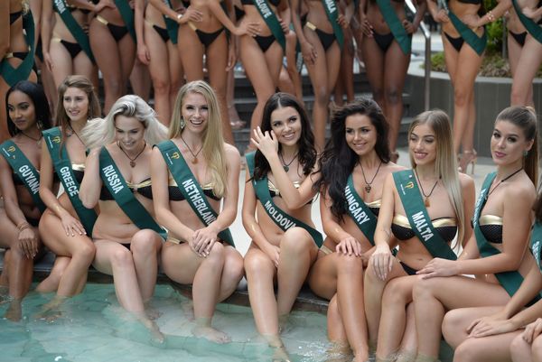 Кандидатки на звание Мисс Земля-2018 во время фотосессии у бассейна, Манила - Sputnik Азербайджан