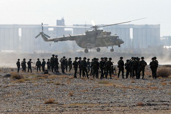 Военнослужащие перед погрузкой в вертолет на командно-штабных учениях «Взаимодействие-2018» в Киргизии - Sputnik Азербайджан