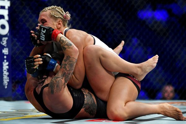 Бой Лины Лансберг и Яны Куницкой на UFC 229 в Лос-Анджелесе - Sputnik Азербайджан