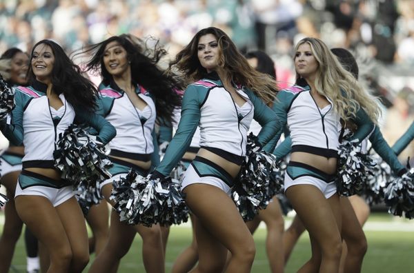 Чирлидерши Philadelphia Eagles выступают во время футбольного матча своей команды с Minnesota Vikings - Sputnik Азербайджан