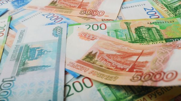 Банкноты номиналом 200, 2000 и 5000 тысяч рублей - Sputnik Азербайджан